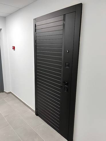Черная квартирная дверь