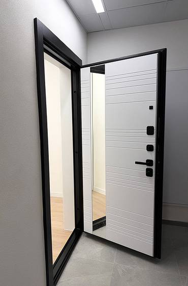 Дверь с узким зеркалом